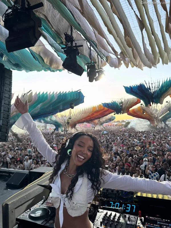 Tinashe photo 14 of 595