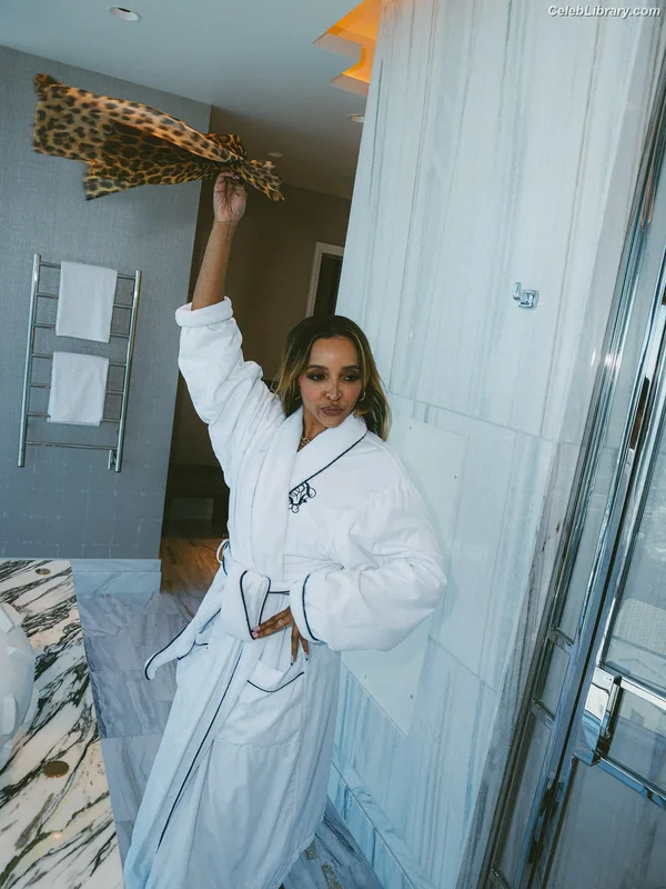 Tinashe photo 2 of 595
