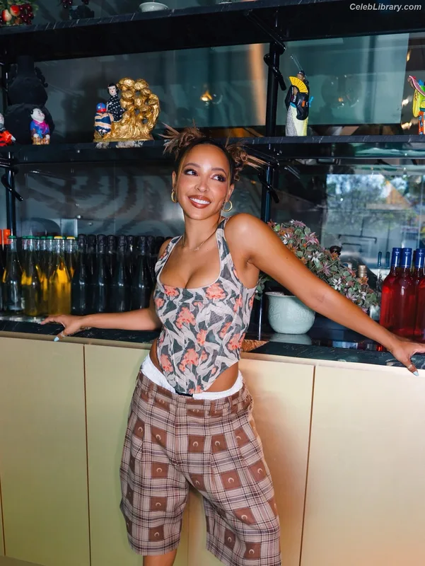Tinashe photo 3 of 595