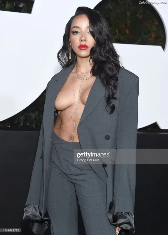 Tinashe photo 1 of 595