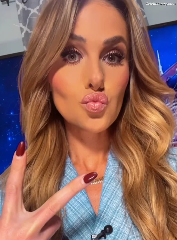 Tomi Lahren photo 7 of 336