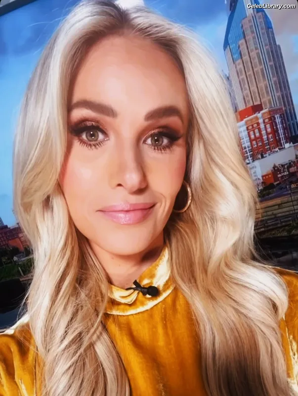 Tomi Lahren photo 9 of 336