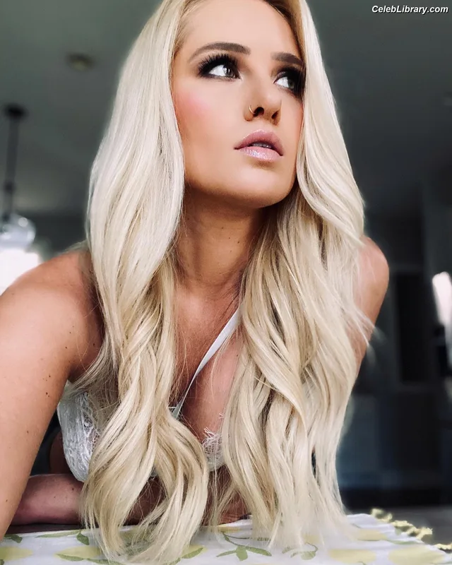 Tomi Lahren photo 22 of 336