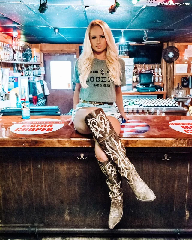 Tomi Lahren photo 1 of 336