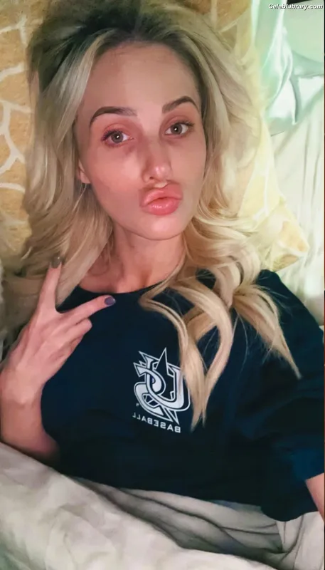 Tomi Lahren photo 14 of 336