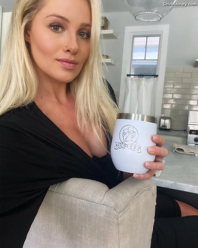 Tomi Lahren photo 6 of 336
