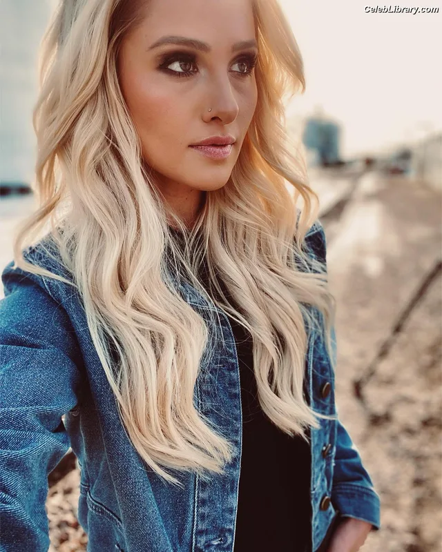 Tomi Lahren photo 7 of 336