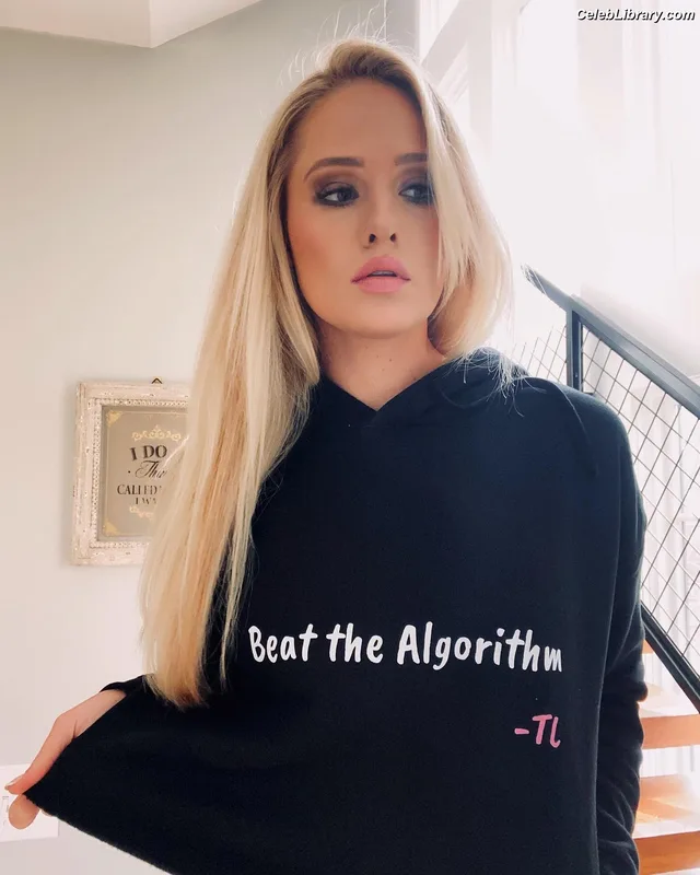 Tomi Lahren photo 8 of 336