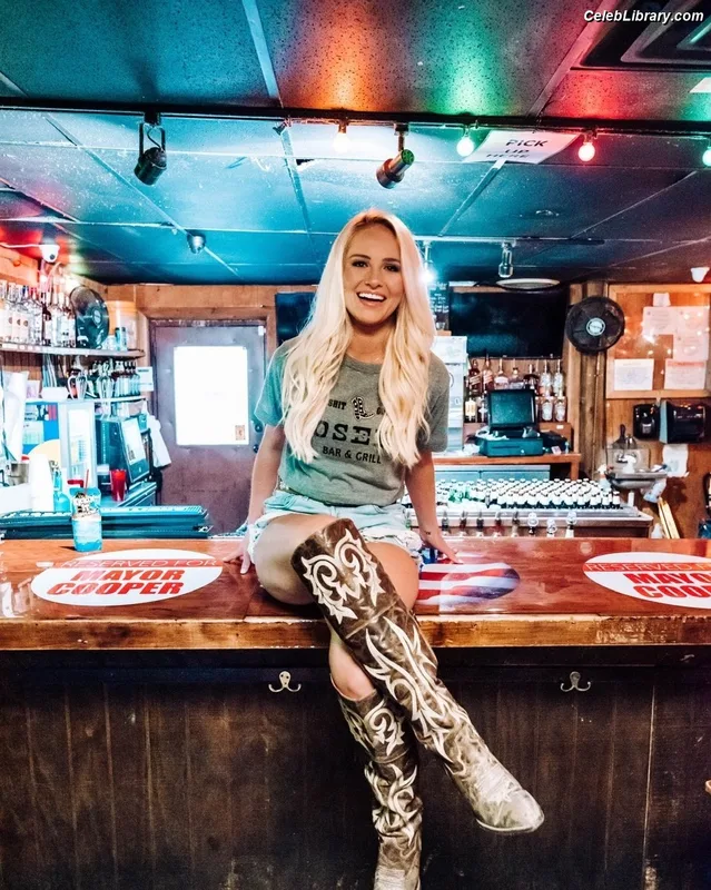 Tomi Lahren photo 15 of 336