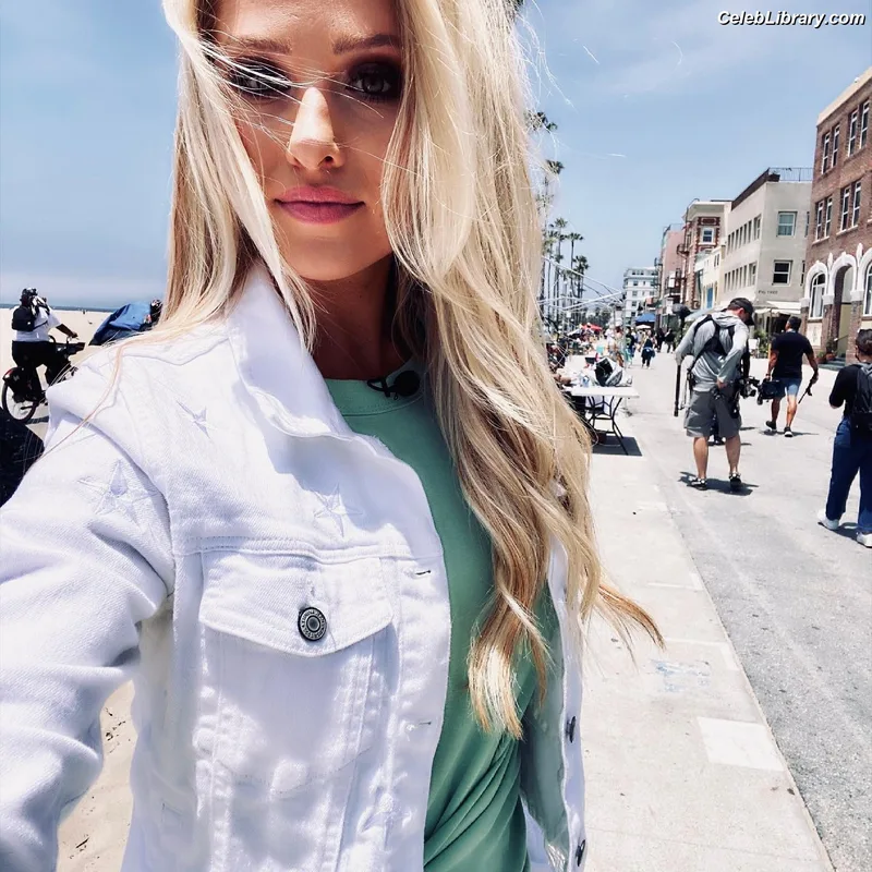 Tomi Lahren photo 16 of 336