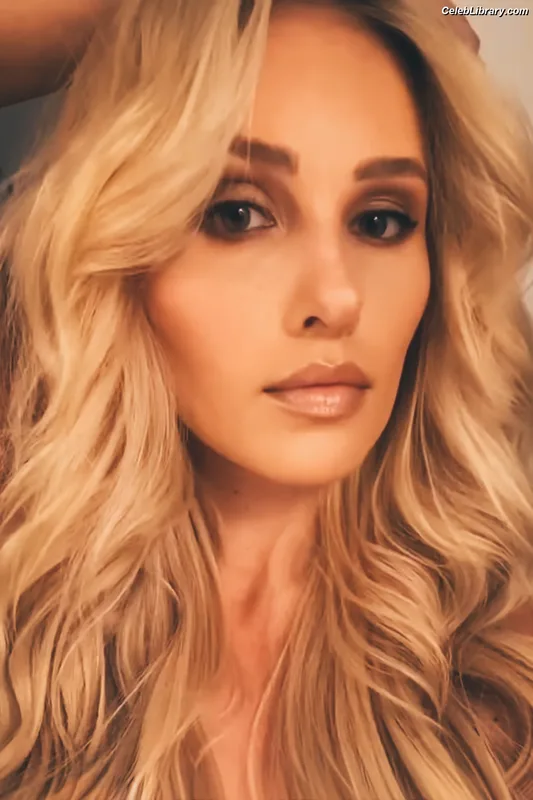 Tomi Lahren photo 18 of 336