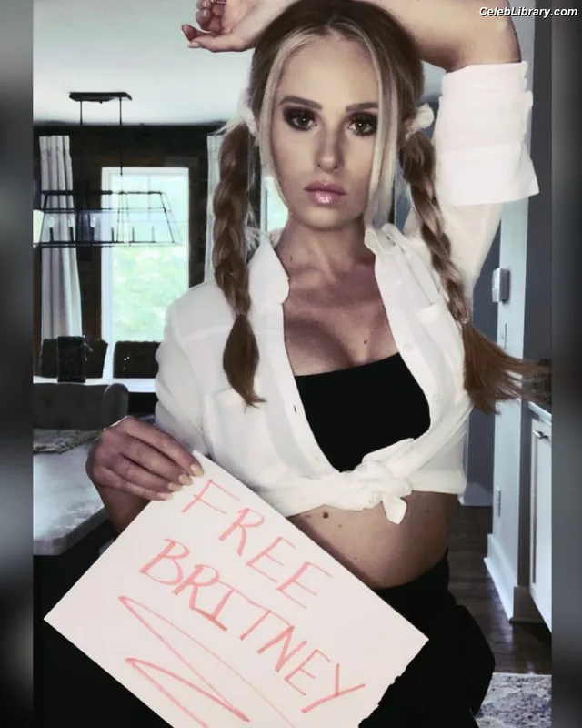 Tomi Lahren photo 19 of 336