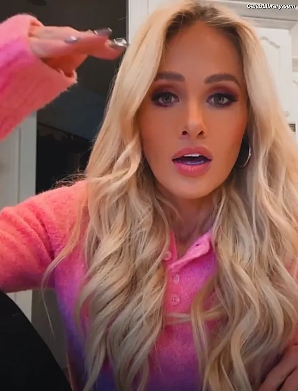 Tomi Lahren photo 19 of 336