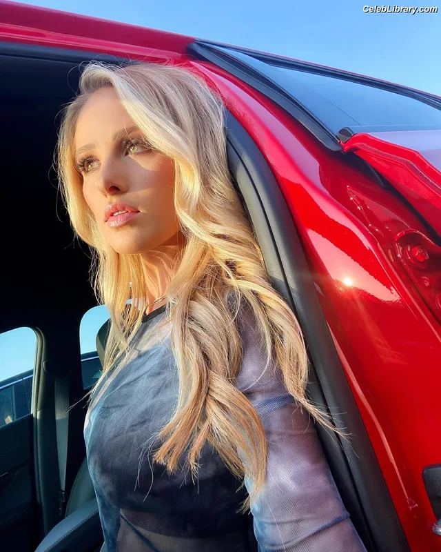 Tomi Lahren photo 20 of 336