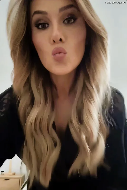 Tomi Lahren photo 5 of 336
