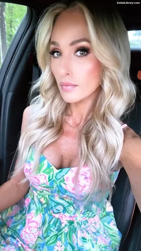 Tomi Lahren photo 10 of 336