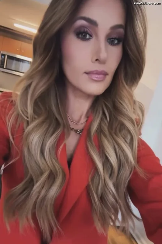 Tomi Lahren photo 3 of 336