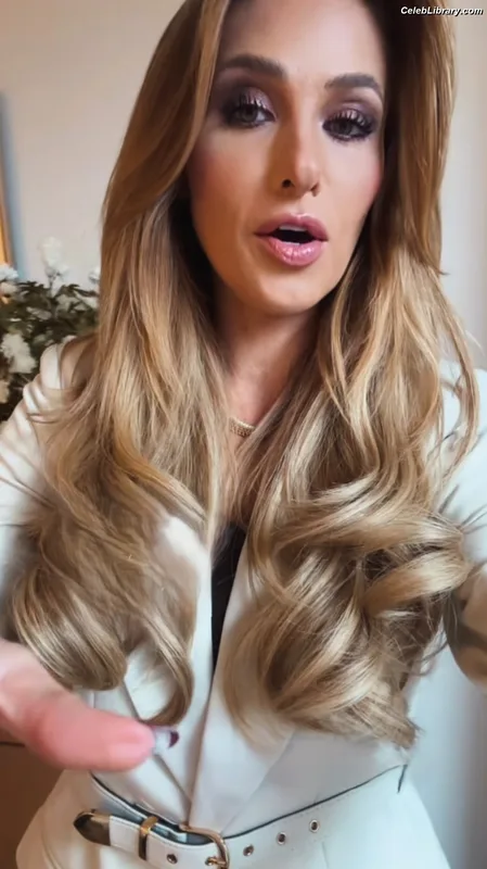 Tomi Lahren photo 9 of 336