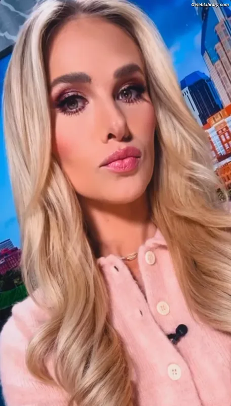 Tomi Lahren photo 11 of 336