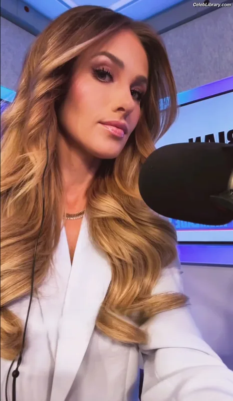 Tomi Lahren photo 14 of 336