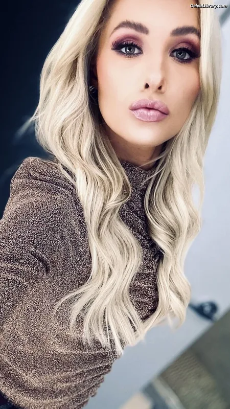 Tomi Lahren photo 18 of 336