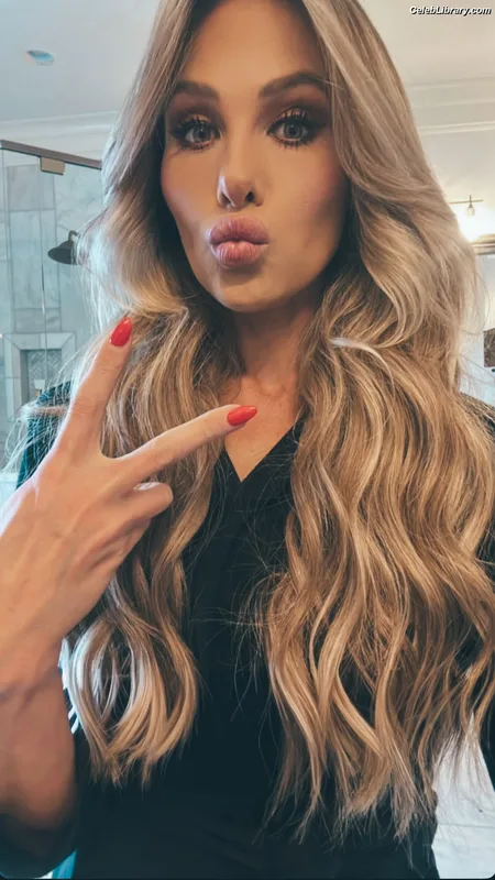 Tomi Lahren photo 2 of 336