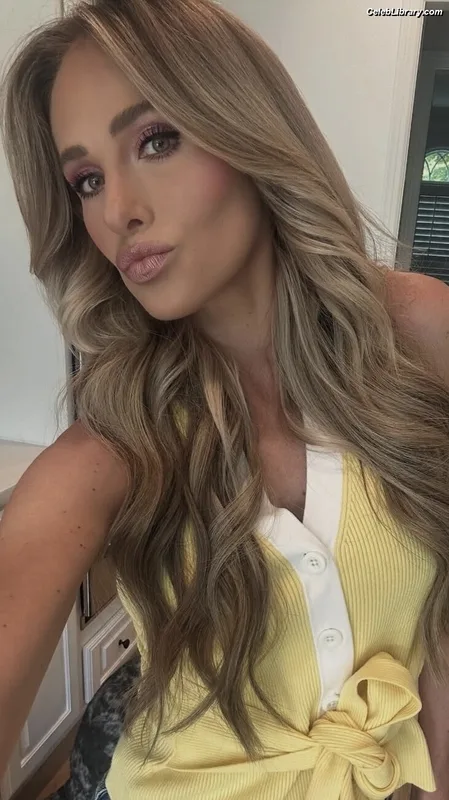 Tomi Lahren photo 4 of 336