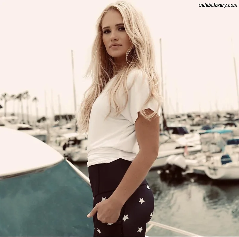 Tomi Lahren photo 16 of 336