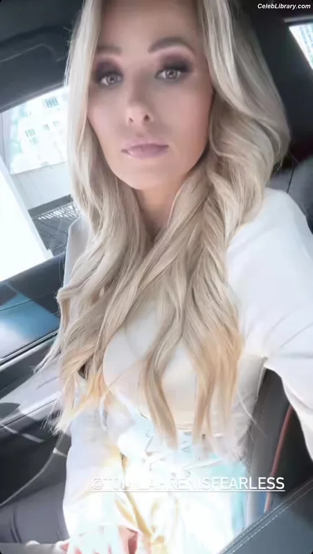 Tomi Lahren photo 19 of 336