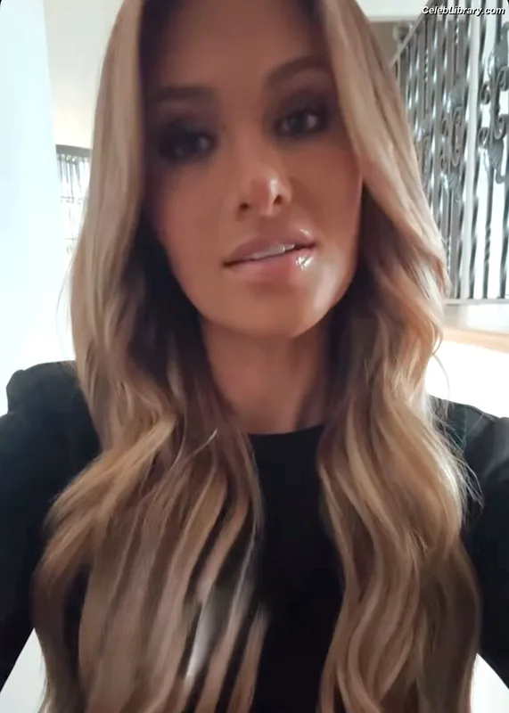Tomi Lahren photo 9 of 336