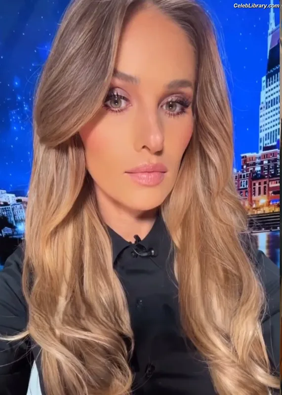 Tomi Lahren photo 12 of 336
