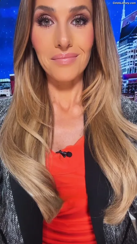 Tomi Lahren photo 4 of 336