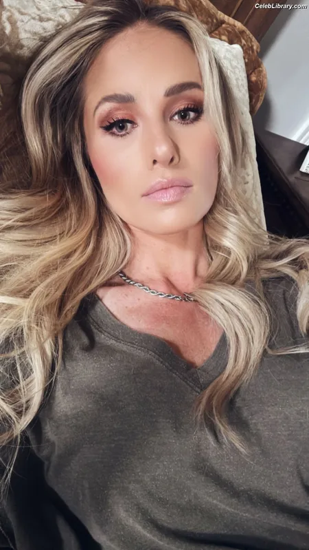 Tomi Lahren photo 12 of 336