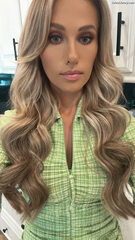 Tomi Lahren photo 16 of 336