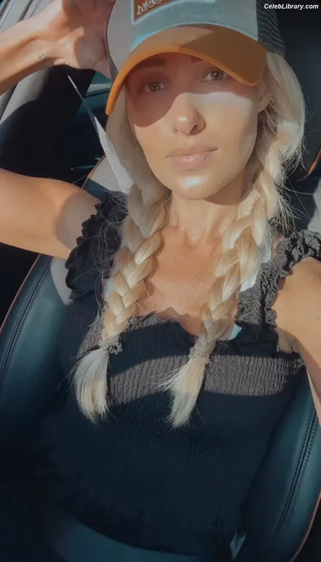 Tomi Lahren photo 1 of 336