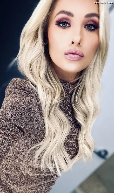 Tomi Lahren photo 16 of 336