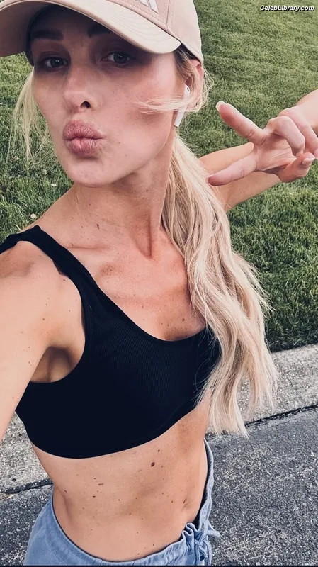 Tomi Lahren photo 24 of 336