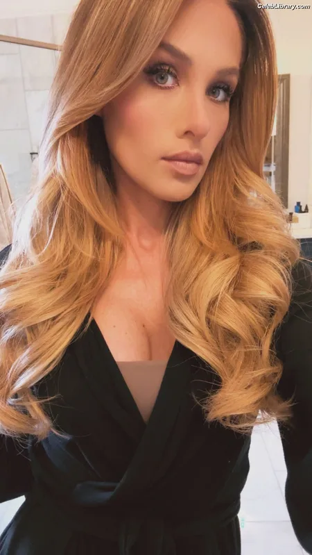 Tomi Lahren photo 11 of 336