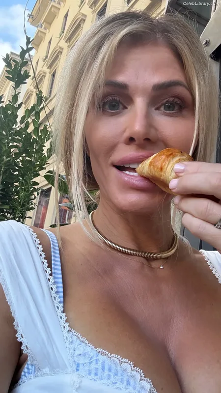 Torrie Wilson photo 1 of 2510