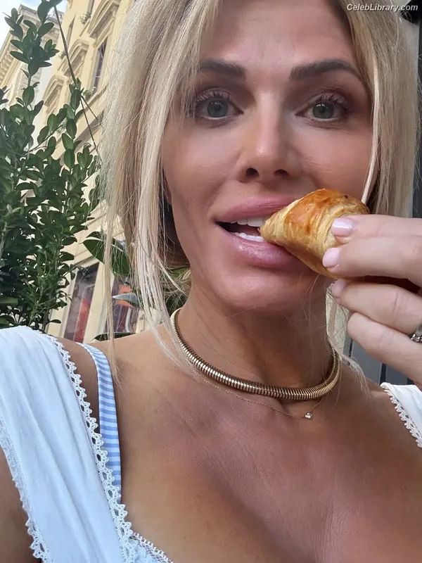 Torrie Wilson photo 1 of 2510