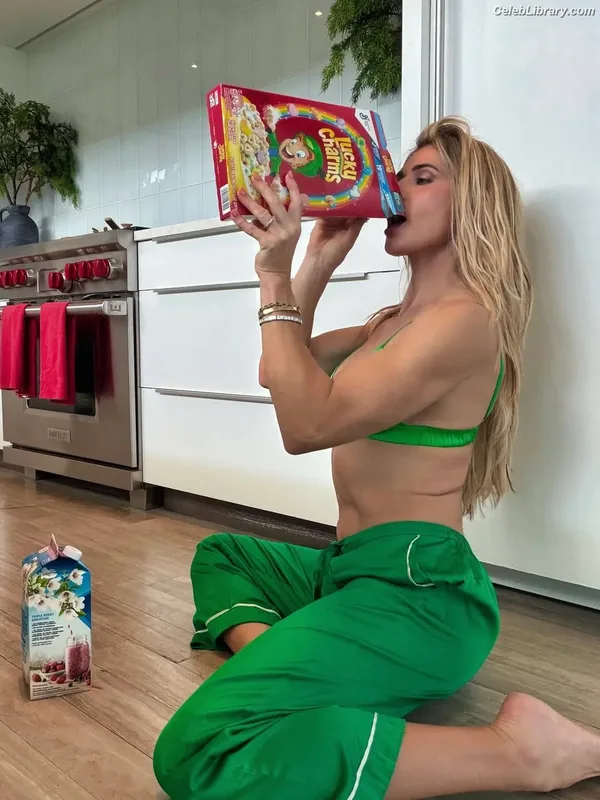 Torrie Wilson photo 1 of 2510