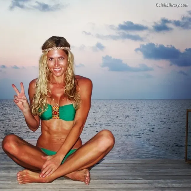 Torrie Wilson photo 8 of 2510