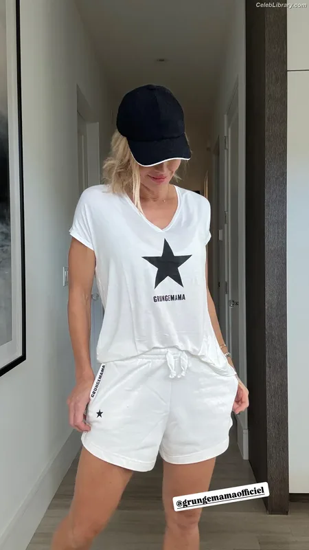Torrie Wilson photo 11 of 2510