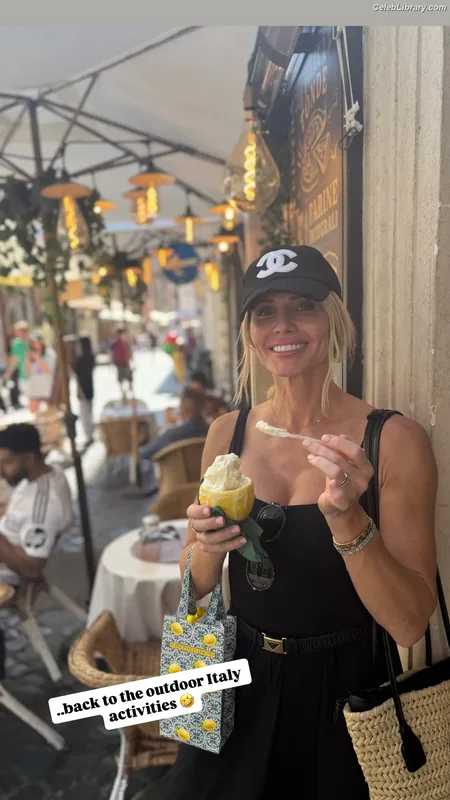 Torrie Wilson photo 9 of 2510