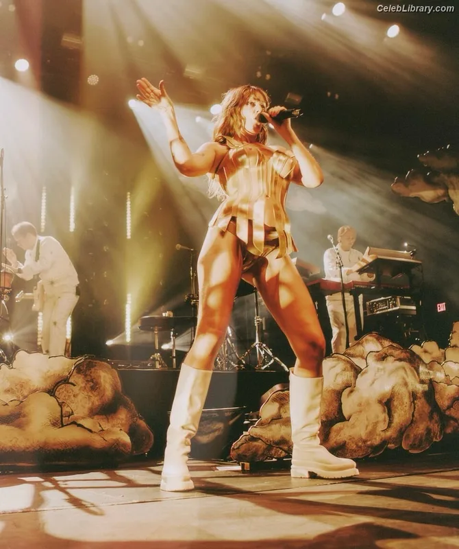 Tove Lo photo 10 of 302