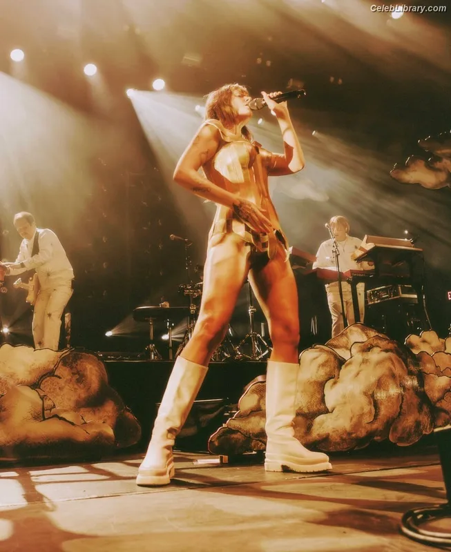 Tove Lo photo 11 of 302
