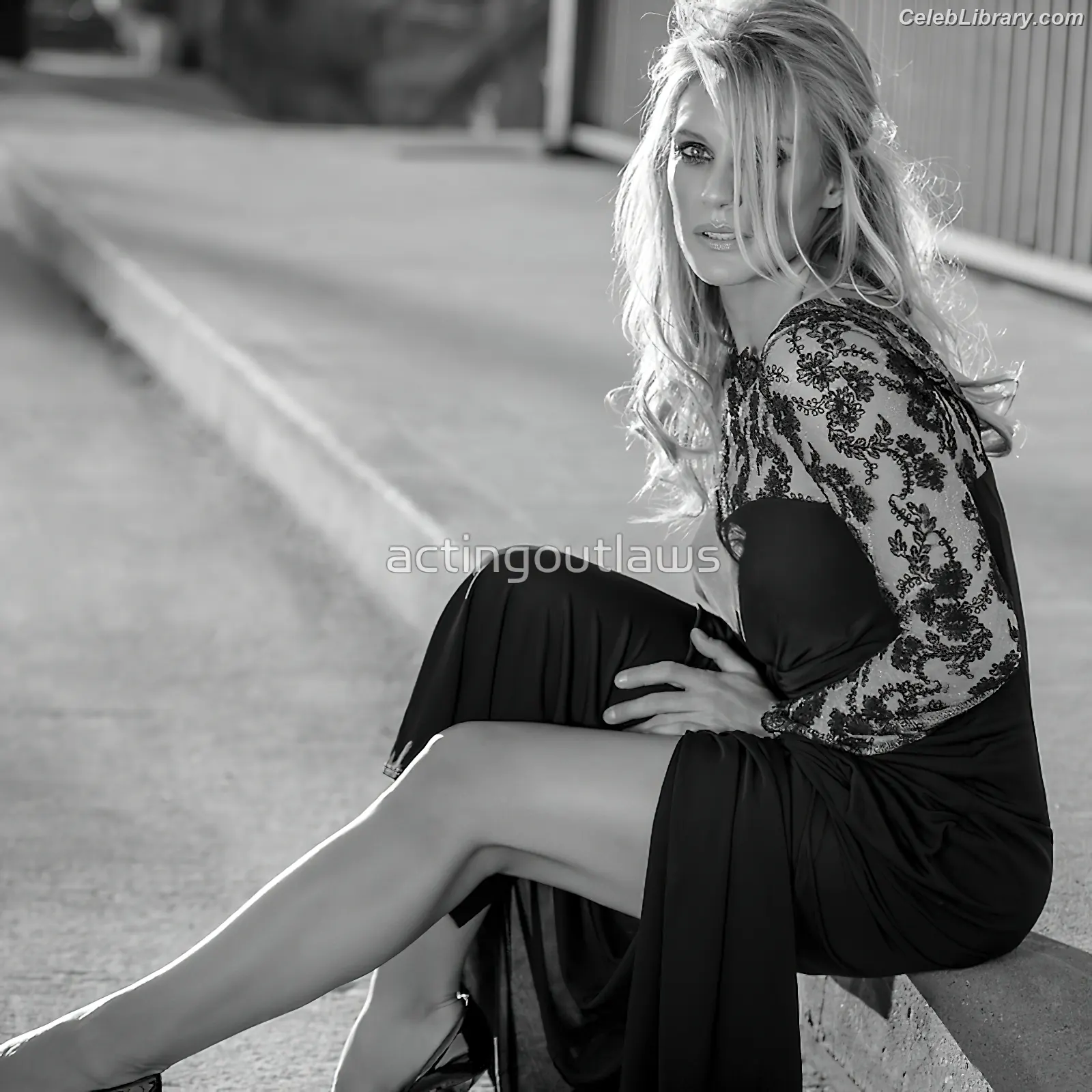 Tricia Helfer photo 6 of 894