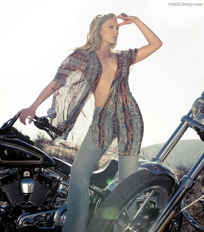 Tricia Helfer photo 13 of 894