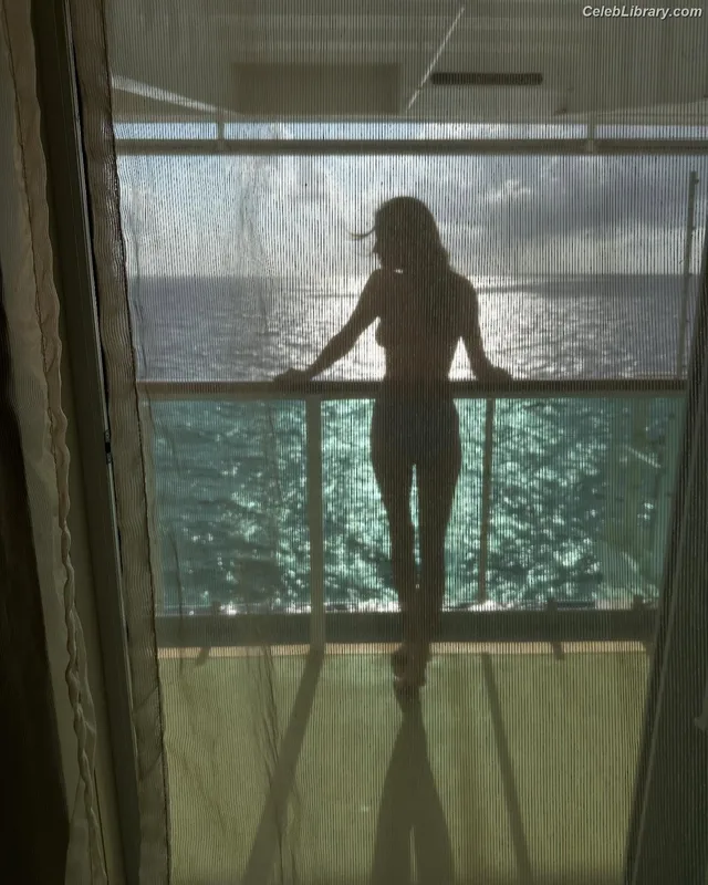 Tricia Helfer photo 11 of 894