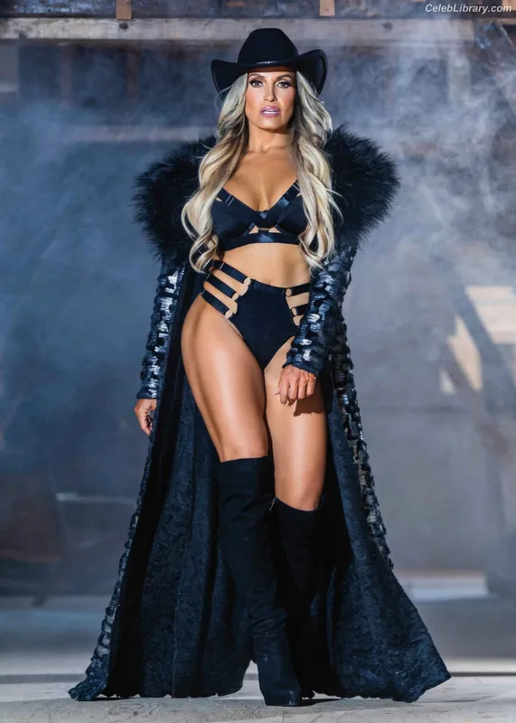 Trish Stratus photo 19 of 1611